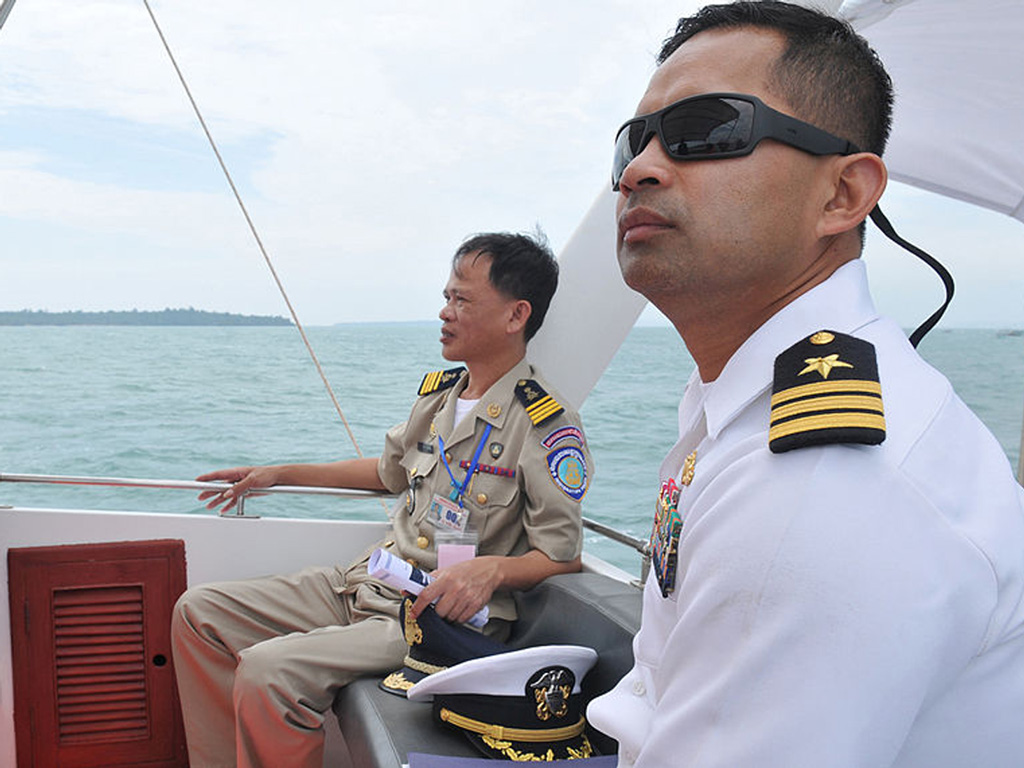 Chỉ huy Michael Misiewicz (phải) khi còn là hạm trưởng khu trục hạm USS Mustin ghé thăm cảng Sihanoukville, Campuchia ngày 3.12.2010 - Ảnh: Hải quân Mỹ