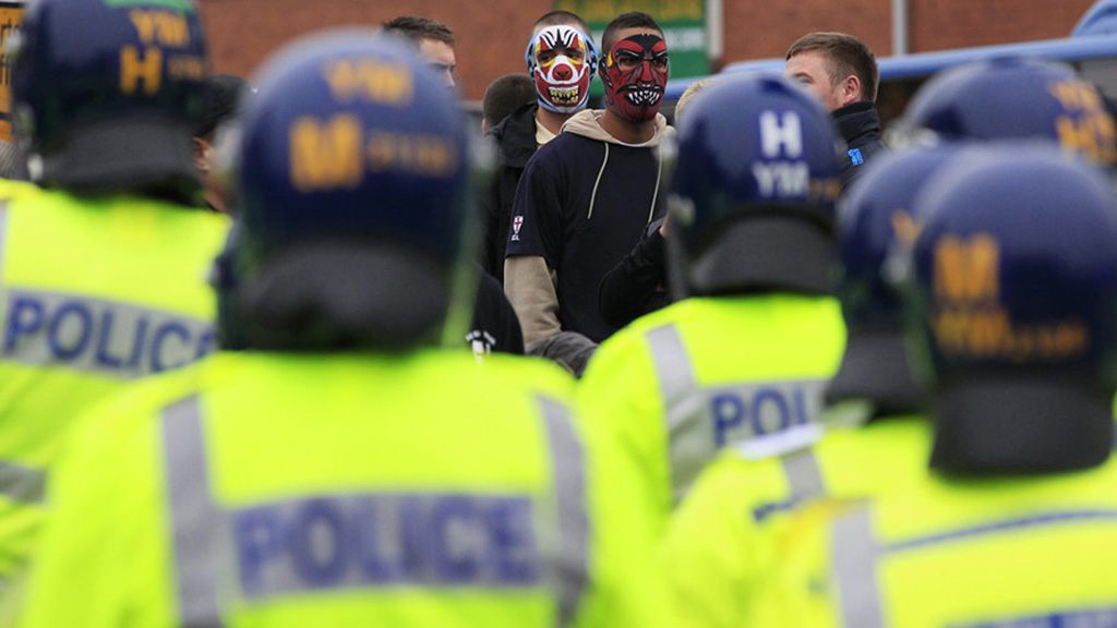 Cảnh sát Anh ngăn cản cuộc đụng độ - Ảnh minh họa: Reuters