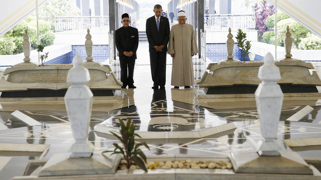 Tổng thống Obama thăm Thánh đường Hồi giáo quốc gia Malaysia ở Kuala Lumpur, Malaysia ngày 27.4.2014 nhân chyến thăm nước này. Ông Obama chưa từng thăm thánh đường Hồi giáo nào ở Mỹ cho đến lúc này - Ảnh: Reuters