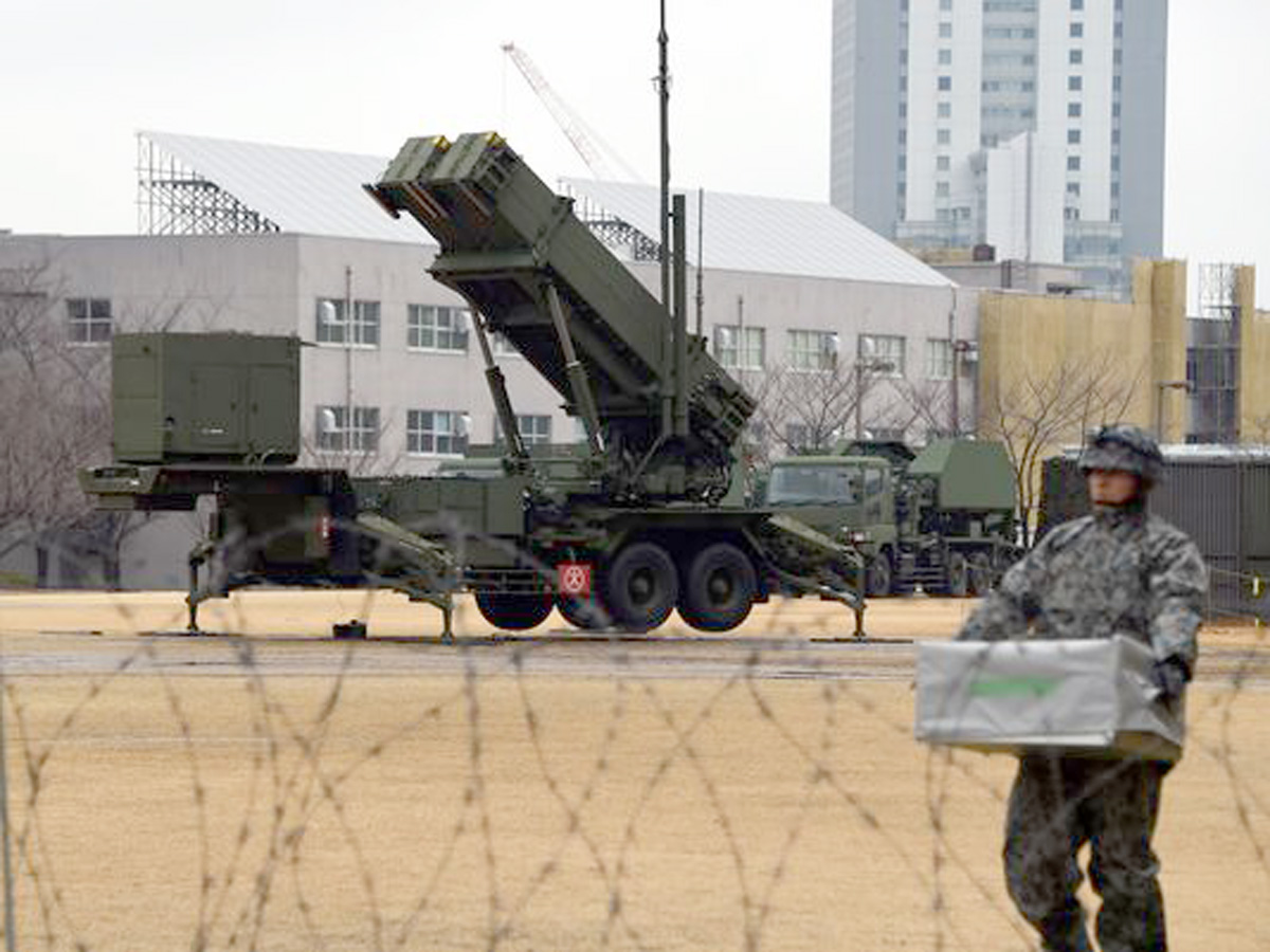 Một dàn phóng tên lửa phòng không Patriot PAC-3 bố trí trong khuôn viên Bộ Quốc phòng Nhật tại Tokyo ngày 30.1.2016 - Ảnh: AFP