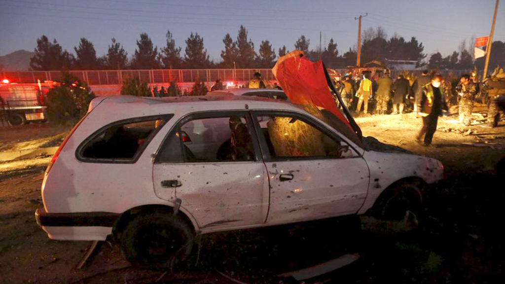 Vụ đánh bom xe hơi gần Đại sứ quán Nga ở Kabul, Afghanistan tối 20.1.2016 được cho là do Taliban gây ra - Ảnh: Reuters