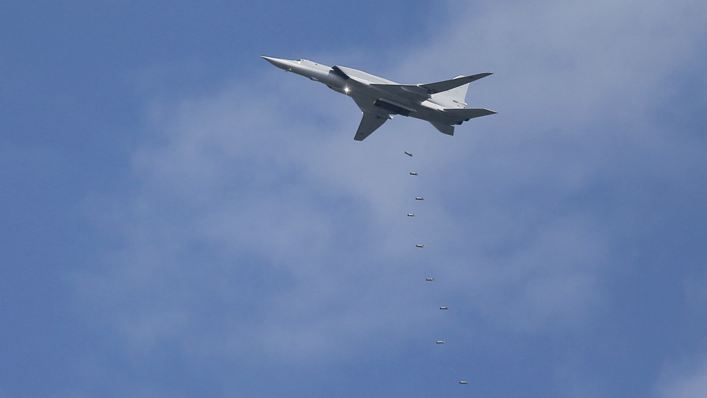 Máy bay ném bom siêu thanh Tu-22M3 tập trận thả bom trong cuộc diễn tập quân đội quốc tế Aviadarts ở trường bắn Dubrovichi gần Ryazan, Nga ngày 2.8.2015. NATO cho rằng các máy bay Tu-22M3 vào năm 2013 đã có cuộc tập trận mô phỏng tấn công hạt nhân vào Thuỵ Điển - Ảnh: Reuters