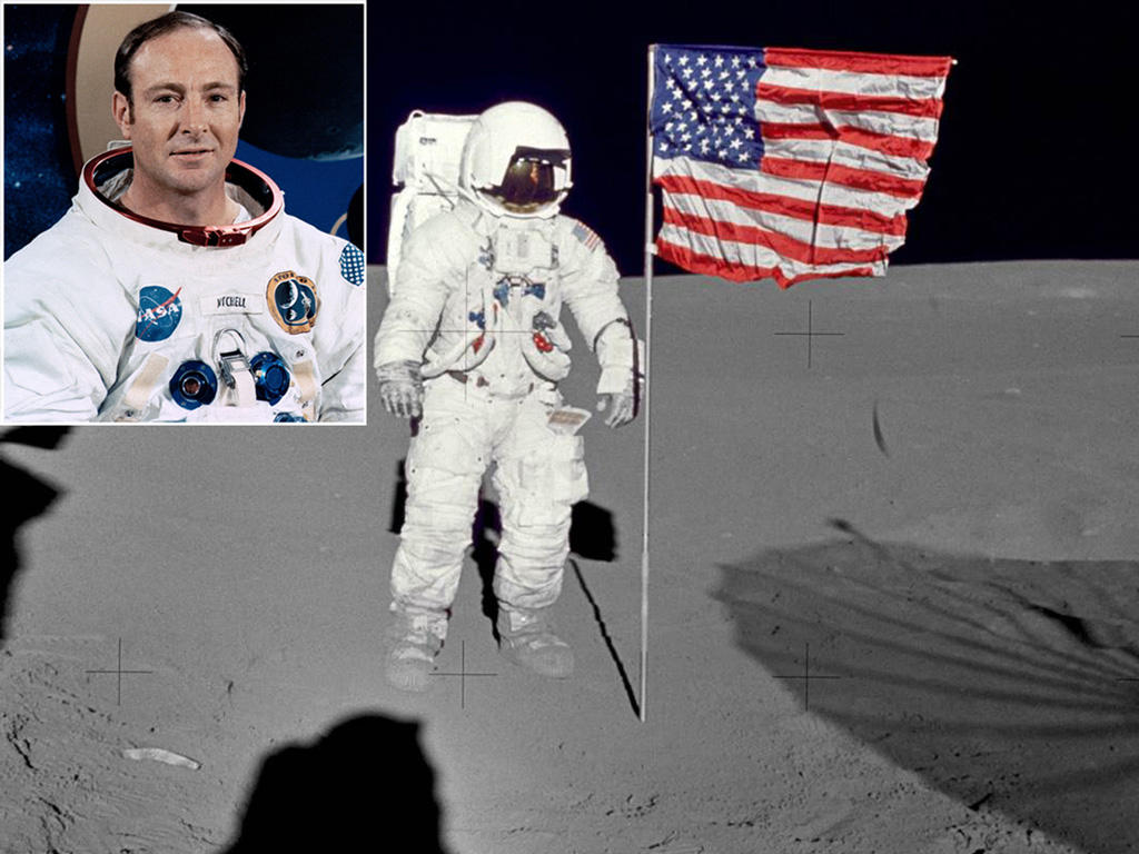 Phi hành gia Edgar Mitchell cắm cờ trên Mặt trăng ngày 5.2.1971 - Ảnh: NASA