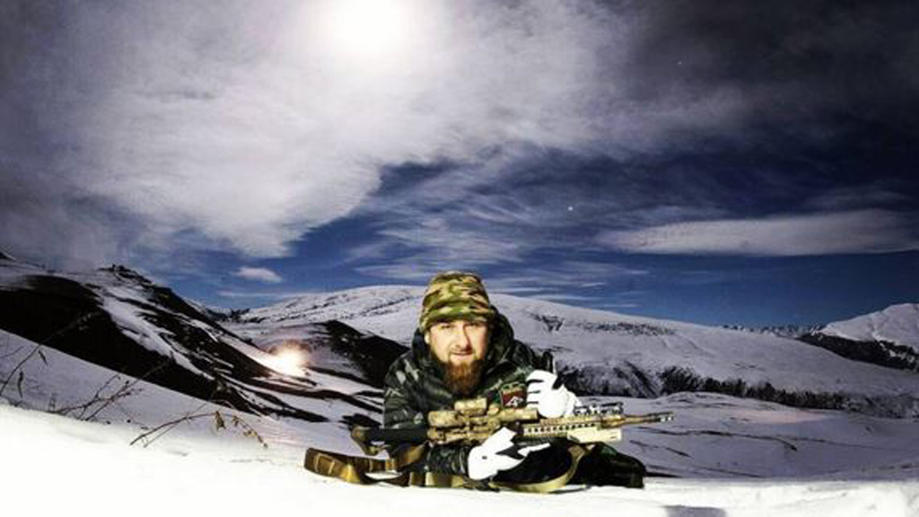 Tổng thống Chechnya, Ramzan Kadyrov với khẩu súng trường bắn tỉa - Ảnh: Instagram của Ramzan Kadyrov