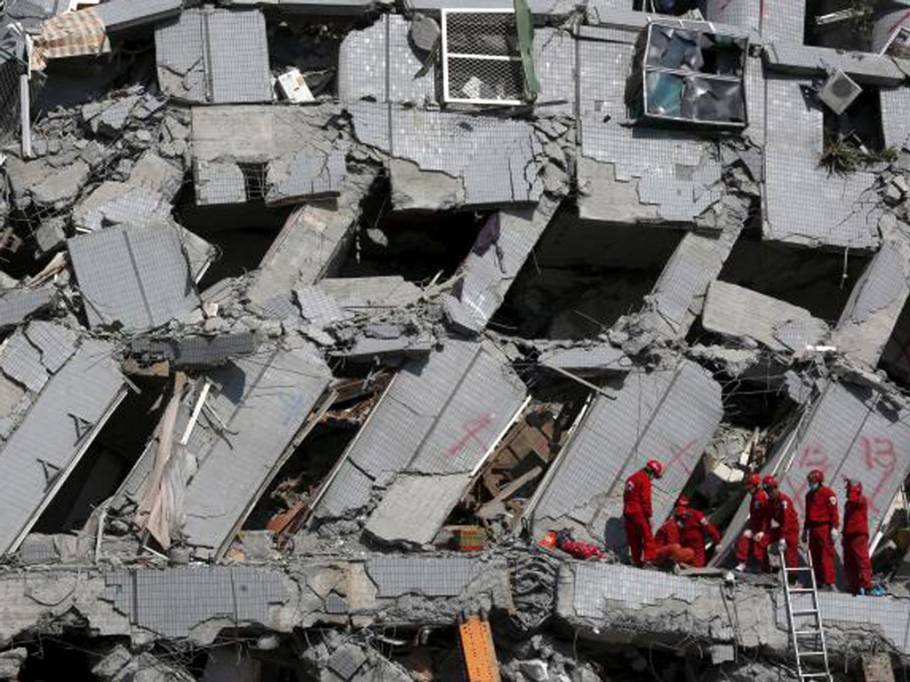 Toà chung cư 17 tầng này sập vì động đất do chất lượng kém, khi có chứng cứ cho thấy các thùng thiếc được nhồi trong ruột bê tông - Ảnh: Reuters
