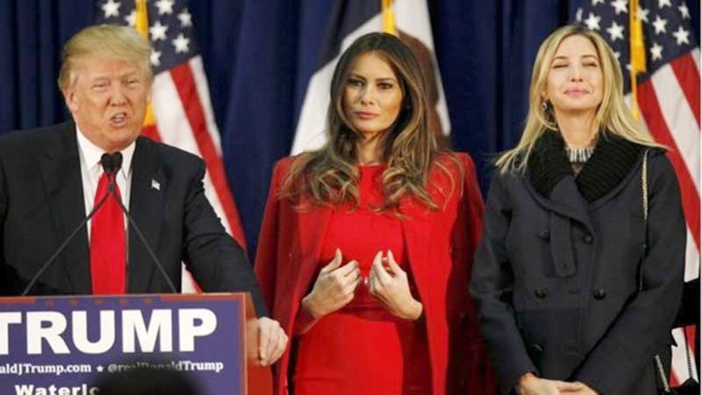 Donald Trump cùng vợ Melania (giữa) và con gái Ivanka (phải) tại cuộc vận động tranh cử ở Iowa tháng 1.2016 - Ảnh: Reuters