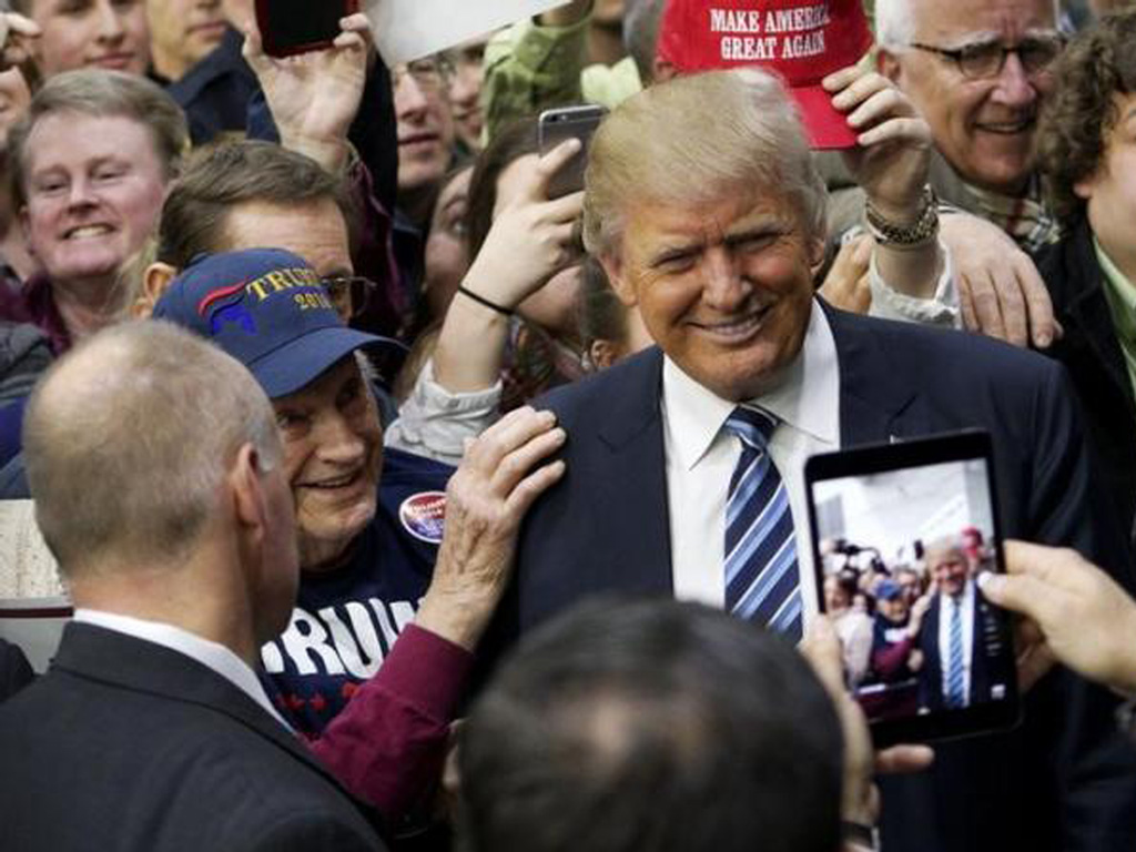 Ông Donald Trump cùng người ủng hộ tại chiến dịch tranh cử ở Plymouth, bang New Hampshire ngày 7.2.2016 - Ảnh: Reuters