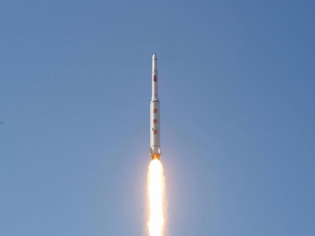 Tên lửa đẩy được Triều Tiên phóng hôm 7.2 đưa vệ tinh vào quỹ đạo, và phía Mỹ cho rằng vệ tinh này đang mất kiểm soát, không truyền được tín hiệu về Trái đất - Ảnh: Reuters