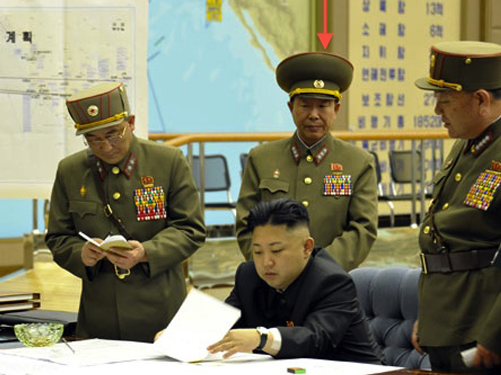Tướng Ri Yong Gil (hàng đứng, thứ 2 từ trái sang) dự buổi họp với lãnh đạo Kim Jong-un ngày 29.3.2013 - Ảnh: Rodong Sinmun