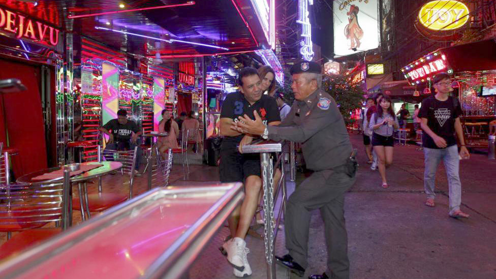 Cảnh sát Thái Lan trước một quán bar ở Bangkok, ngày 19.8.2015 - Ảnh: Reuters