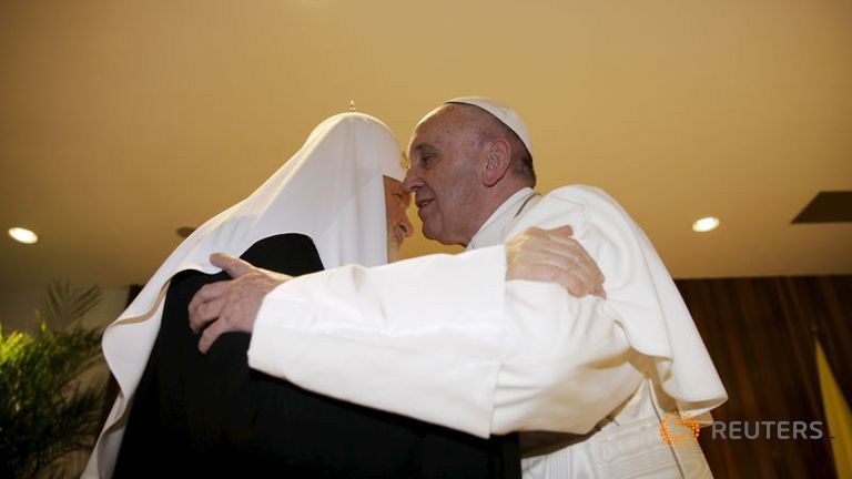 Cái ôm hàn gắn quan hệ hai nhà thờ - Ảnh: Reuters