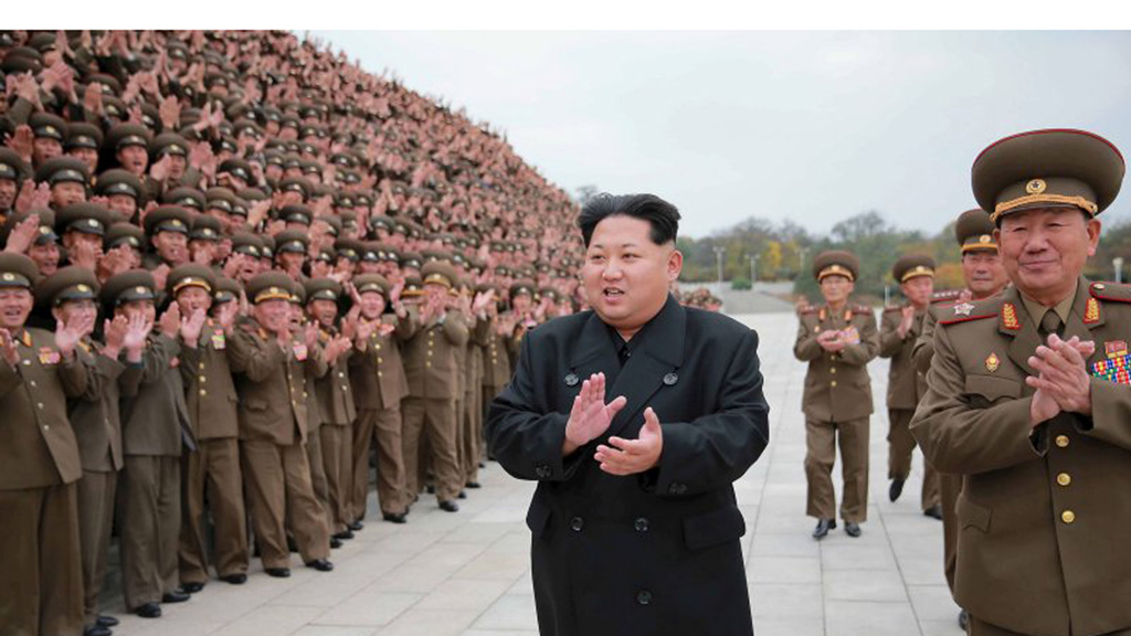 Lãnh đạo Kim Jong Un vừa thăng tướng cho nhiều sĩ quan cao cấp - Ảnh: Reuters
