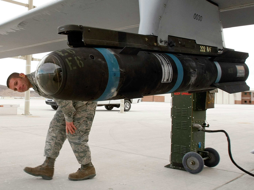 Tên lửa Hellfire gắn dưới cánh một máy bay quân sự Mỹ. Loại tên lửa này thường được Mỹ sử dụng trên các chiến đấu cơ và các máy bay không người lái - Ảnh: AFP