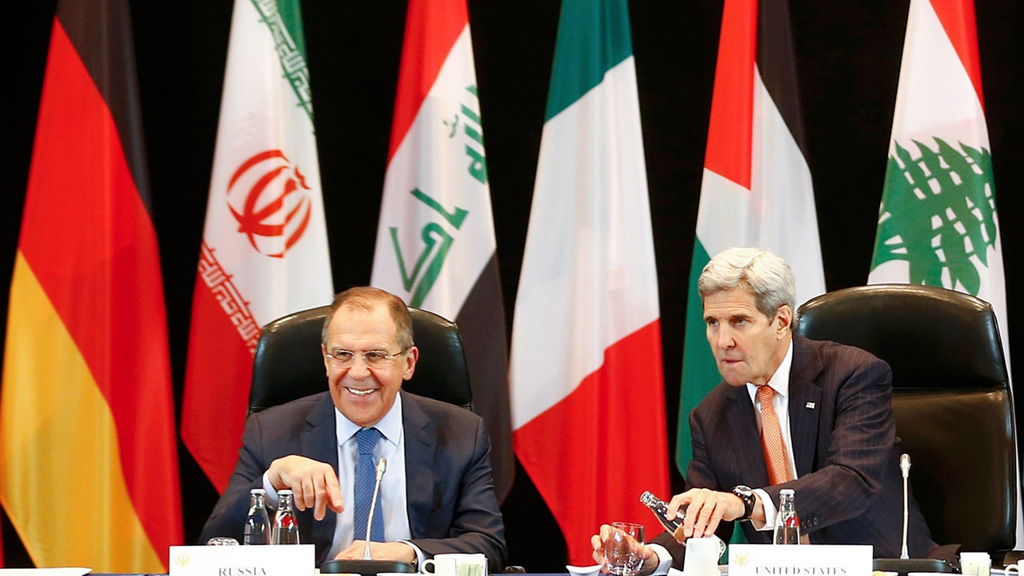 Bộ trưởng ngoại giao Nga Sergei Lavrov (trái) và ngoại trưởng Mỹ John Kerry tại cuộc họp của nhóm quốc tế hỗ trợ Syria tổ chức ở Munich ngày 12.2 - Ảnh: Reuters