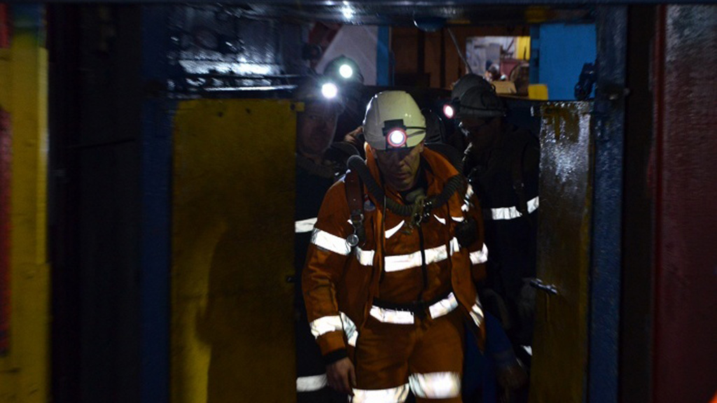 Lực lượng cứu hộ vẫn chưa liên lạc được với số công nhân mắc kẹt dưới mỏ than Severnaya (CH Komi, Nga) - Ảnh: TASS