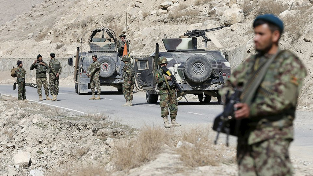 Lính chính phủ Afghanistan trong một chiến dịch truy quét quân Taliban - Ảnh: Reuters
