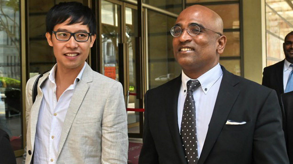 Blogger Roy Ngerng (trái) và luật sư M Ravi trong một lần ra tòa hồi năm 2015 - Ảnh: AFP