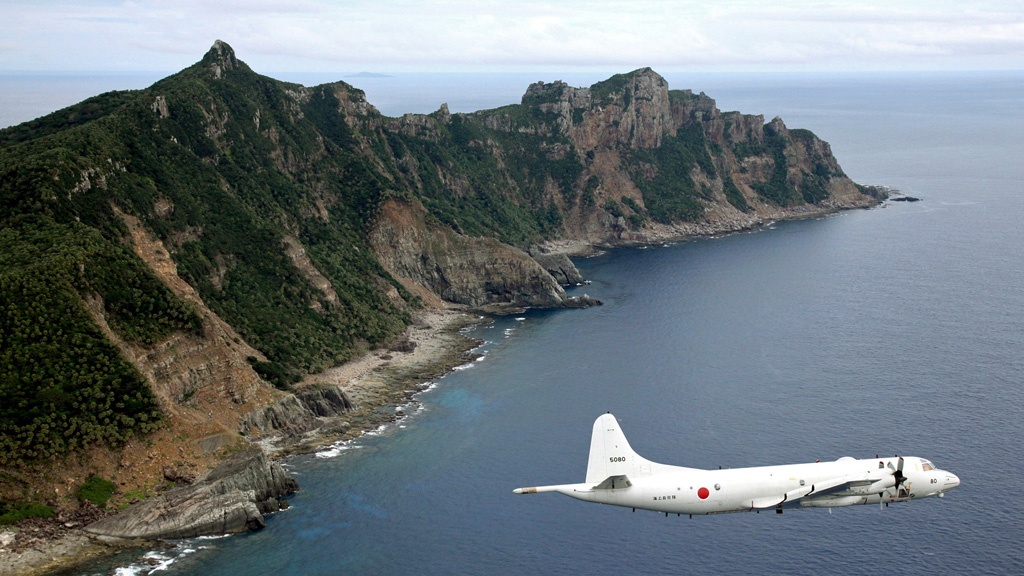 Máy bay trinh sát của Nhật Bản bay qua nhóm đảo Senkaku/Điếu Ngư - Ảnh: Kyodo/Reuters