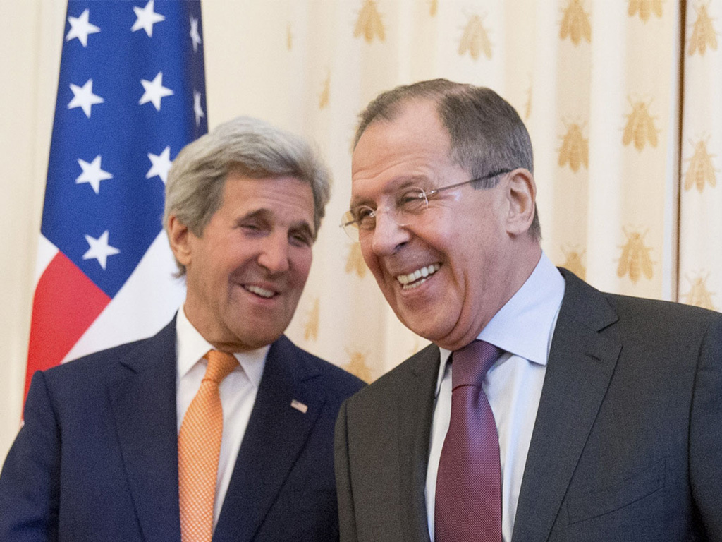 Ngoại trưởng John Kerry và Ngoại trưởng Sergei Lavrov tươi cười tại cuộc họp ở Moscow ngày 24.3.2016, cũng là ngày sinh nhật ông Lavrov - Ảnh: AFP