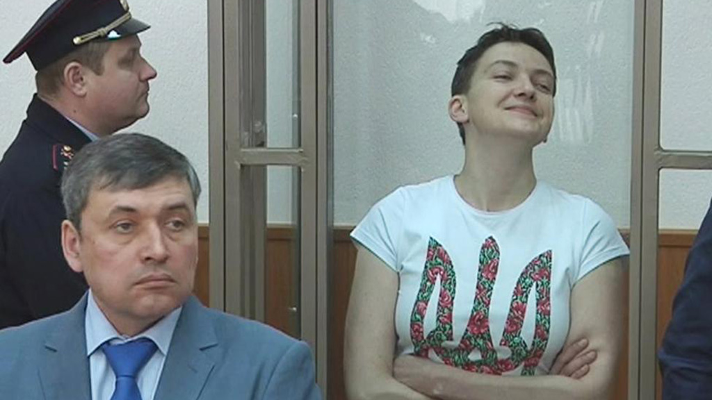 Nữ thượng úy phi công Ukraine, Nadezhda Savchenko phản ứng tại phiên tòa ở Nga ngày 22.3.2016, kết án cô 22 năm tù - Ảnh: Reuters