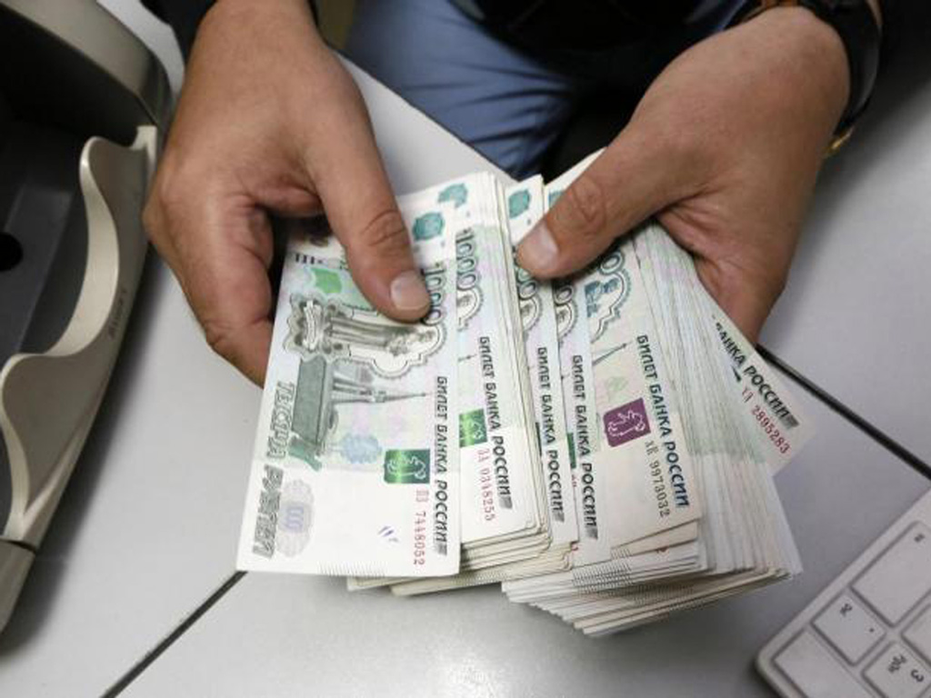 Kinh tế khó khăn, đồng ruble Nga mất giá mạnh so với ngoại tệ khiến lạm phát tăng cao - Ảnh: Reuters