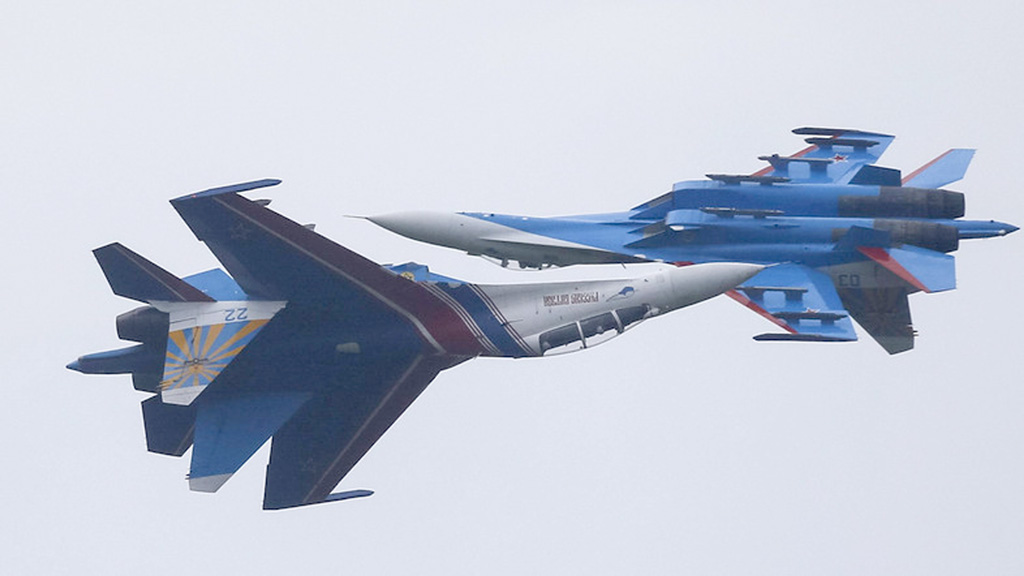 Một tiết mục biểu diễn của phi đội bay Hiệp sĩ Nga - Ảnh: Reuters