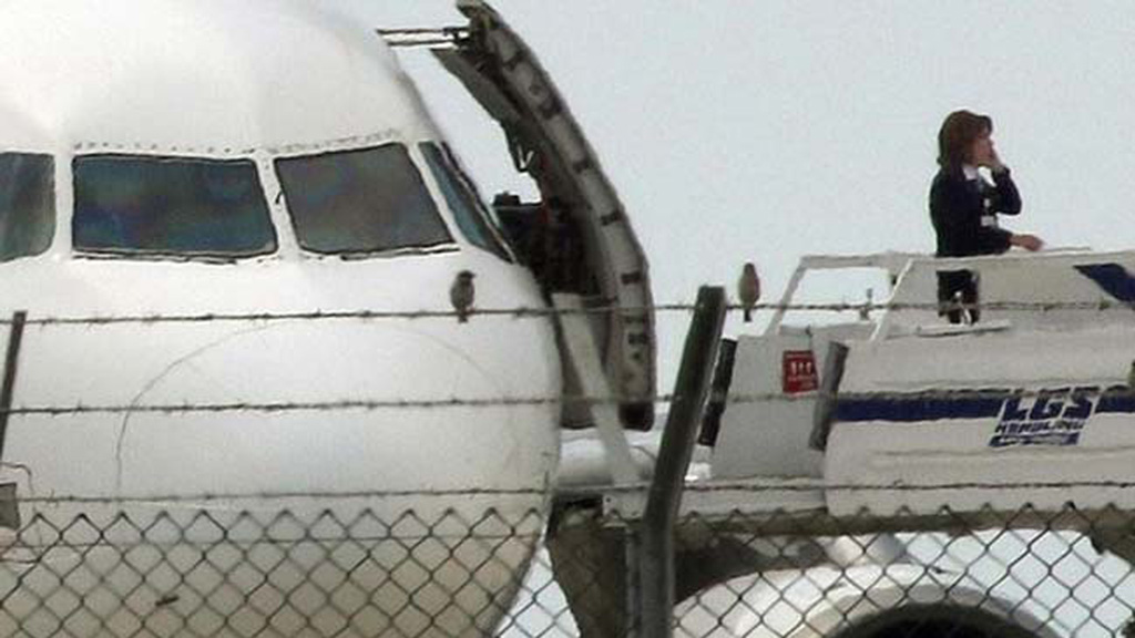 Một nữ tiếp viên được cho đã dũng cảm thương thuyết để không tặc thả hầu hết hành khách - Ảnh: Reuters