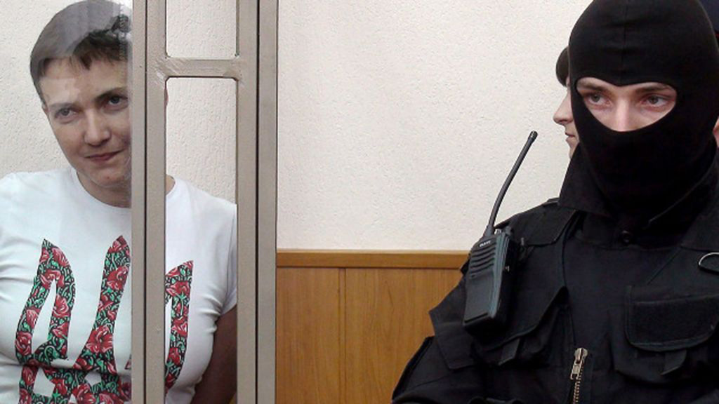 Nữ phi công Ukraine tại phiên tòa xét xử ở Donetsk hồi tháng 3.2016 - Ảnh: Reuters