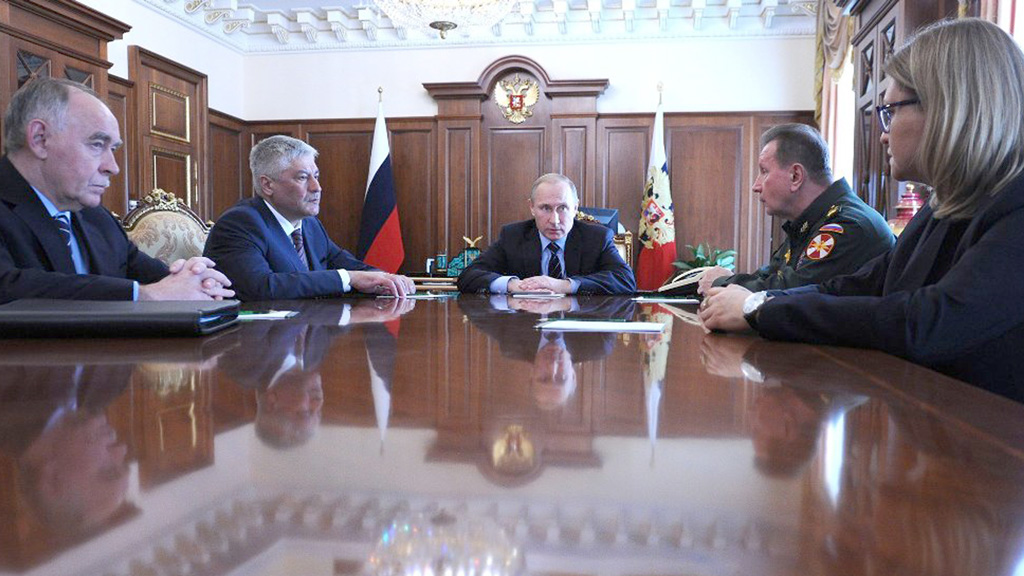Tổng thống Nga Vladimir Putin bổ nhiệm đại tướng Viktor Zolotov (thứ hai, từ phải sang) chỉ huy Vệ binh Quốc gia vừa thành lập, tại cuộc họp ở Điện Kremlin ngày 5.4.2016 - Ảnh: AFP