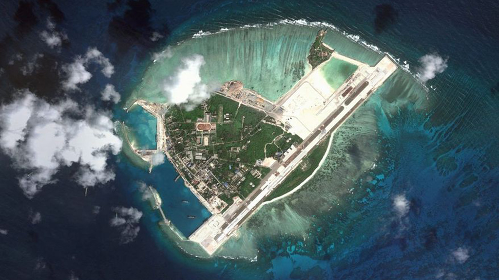 Đảo Phú Lâm trong quần đảo Hoàng Sa của Việt Nam đang bị Trung Quốc chiếm đóng và triển khai hàng loạt máy bay chiến đấu, tên lửa, radar ở đây - Ảnh: DigitalGlobe