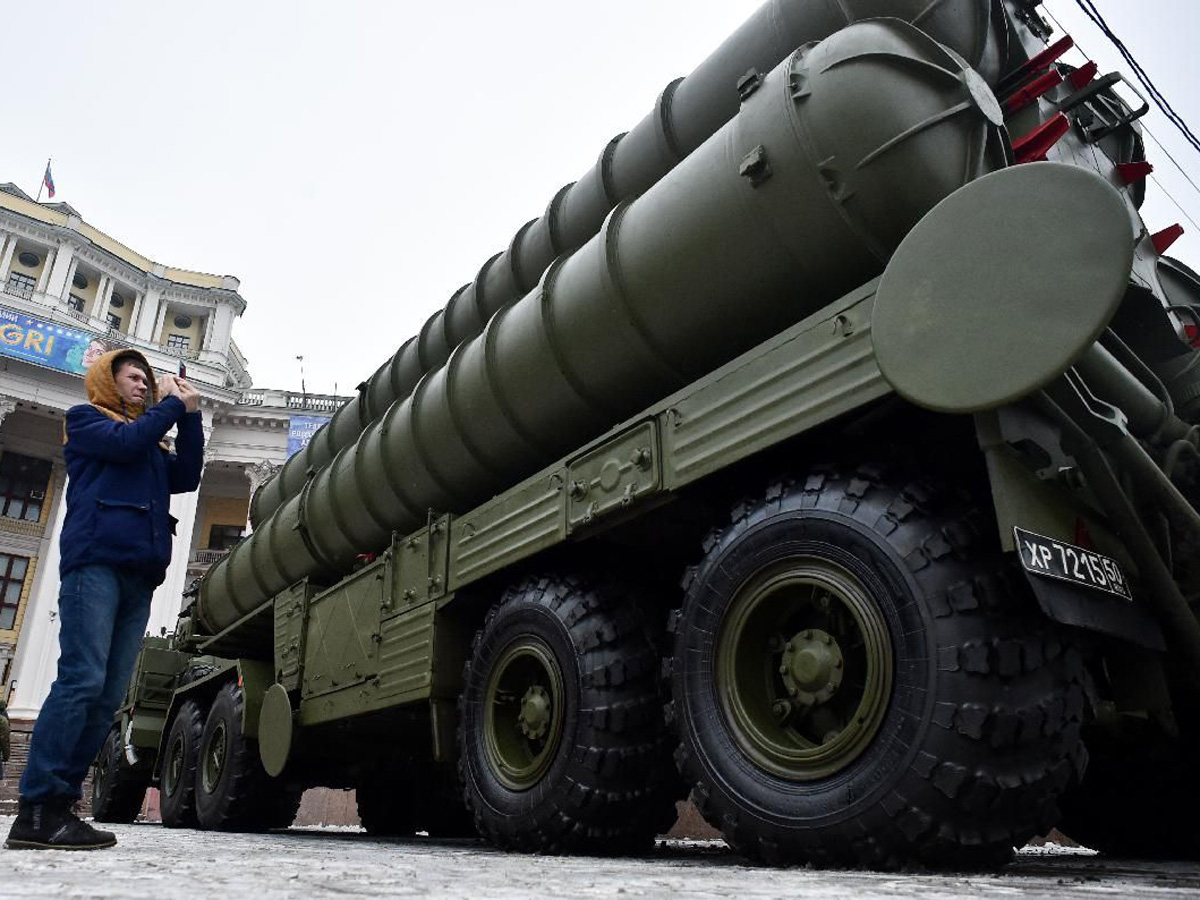 Một hệ thống tên lửa phòng không S-400 của Nga - Ảnh: AFP