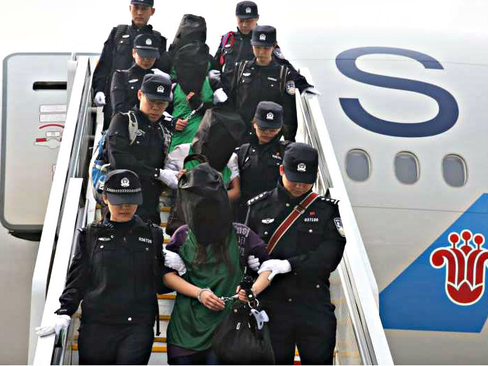 Những nghi phạm Đài Loan bị trục xuất từ Kenya về tới Bắc Kinh, Trung Quốc ngày 13.4.2016 - Ảnh: Reuters