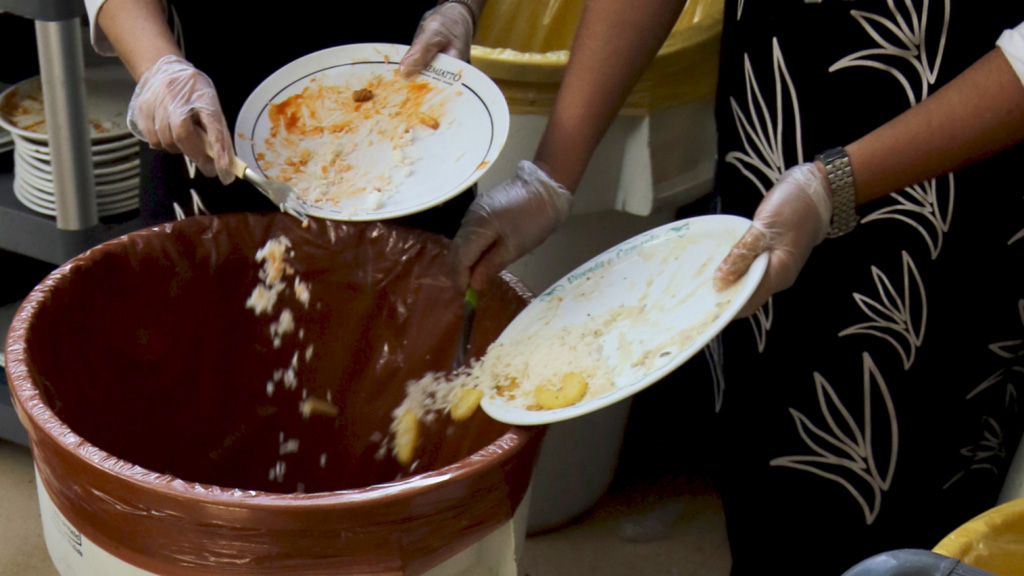 Nhiều nước nỗ lực giảm lượng rác từ thức ăn thừa và tái chế chúng - Ảnh: Reuters