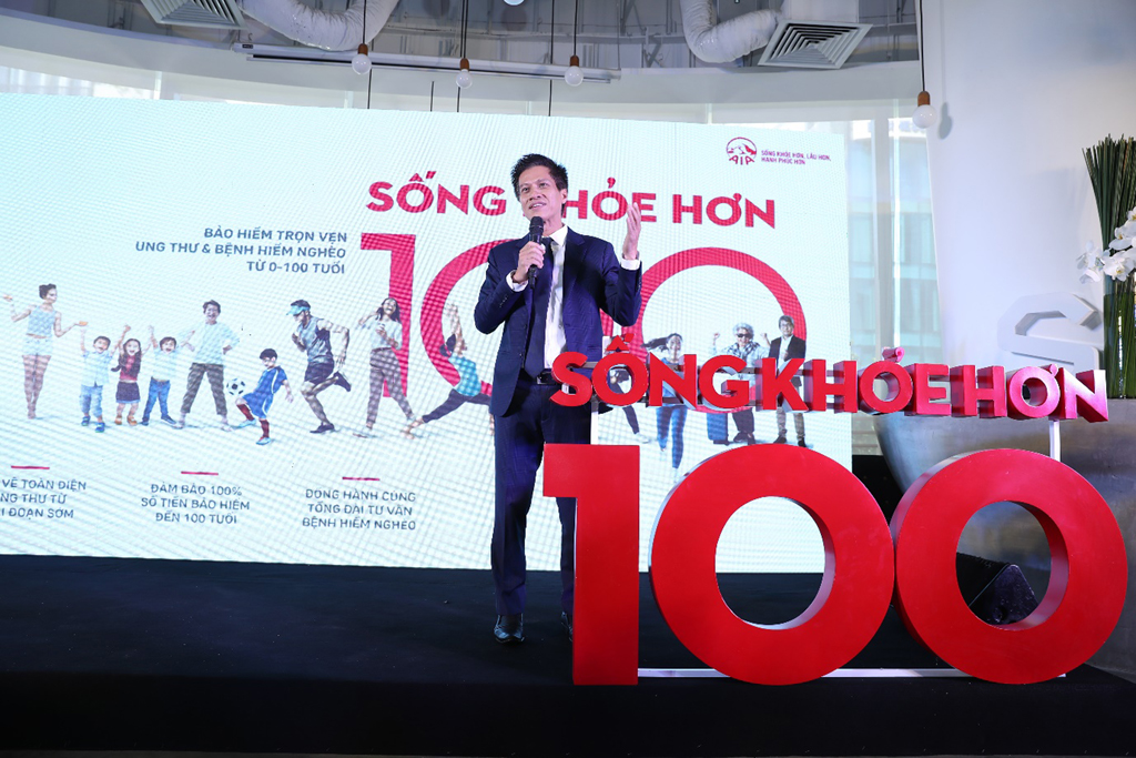 Ông Lưu Kỳ Nam, Phó Tổng Giám Đốc Marketing & Chiến lược AIA Việt Nam giới thiệu điểm độc đáo của sản phẩm bảo hiểm “Sống khỏe hơn 100”
