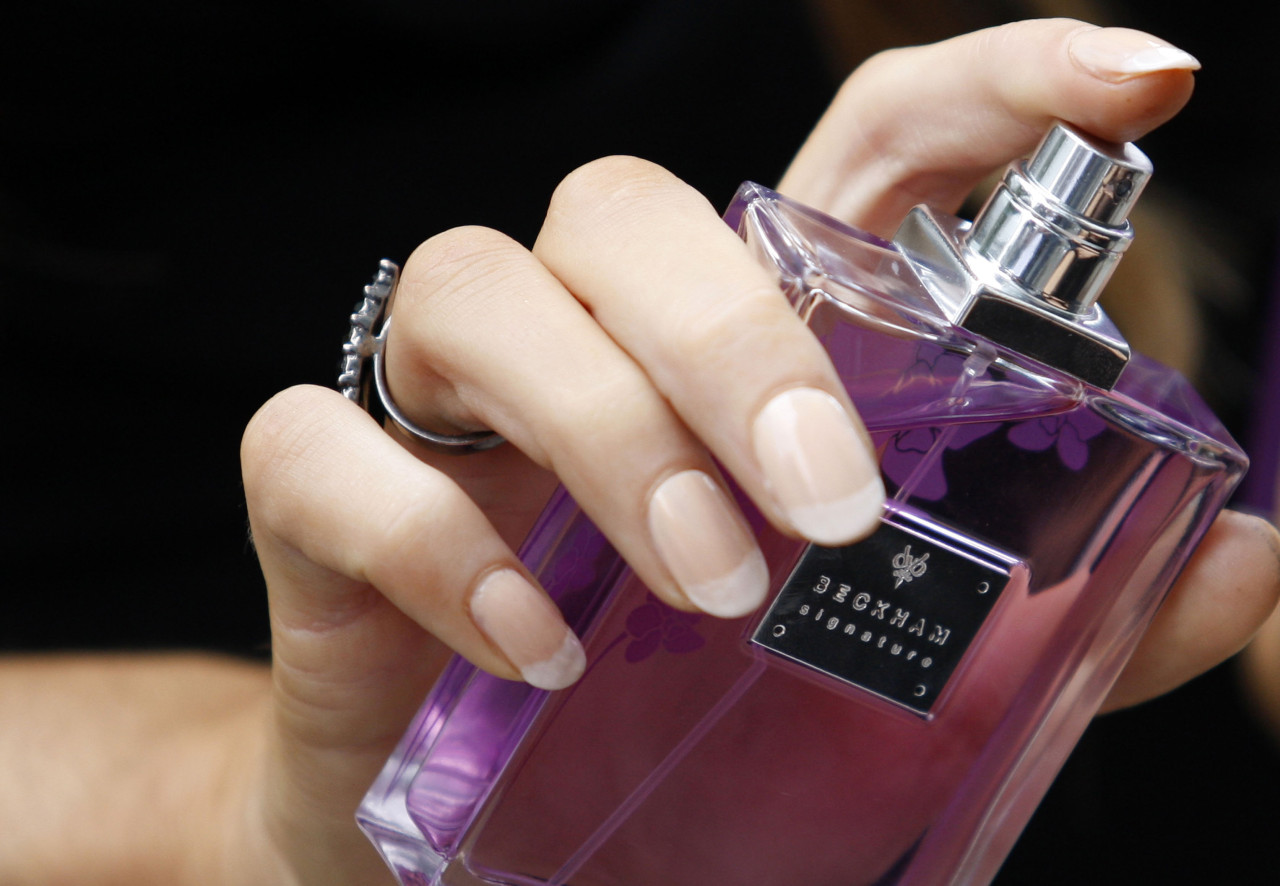 Nên sử dụng nước hoa đúng cách để có được chất lượng mùi hương tốt nhất - Ảnh: Reuters
