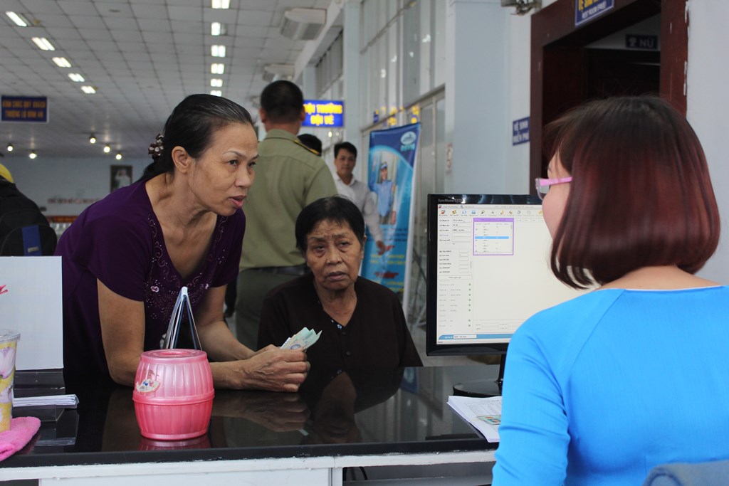 Người dân đến ga Sài Gòn  mua vé tàu Tết ngày 1.10 - Ảnh: Phạm Hữu