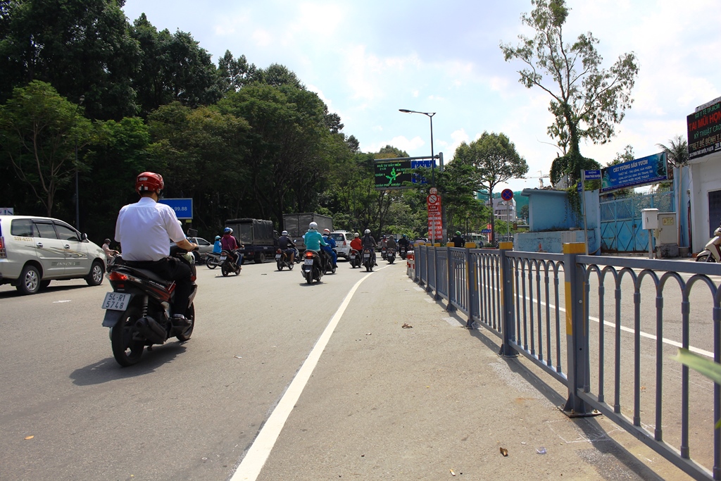 Dải phân cách đã được lắp đặt tại giao lộ Nguyễn Thúc Duyện - Trần Quốc Hoàn - Ảnh: Phạm Hữu
