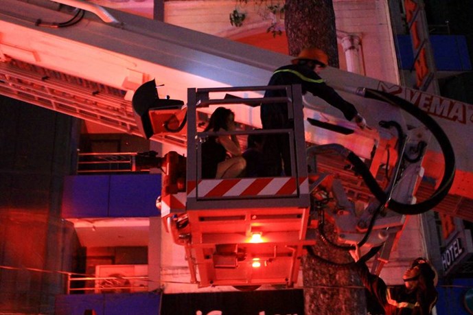 Lực lượng chức năng giải cứu người dân trong vụ cháy khách sạn 9 tầng ở TP.HCM vào tối 9.11 - Ảnh Đức Tiến
