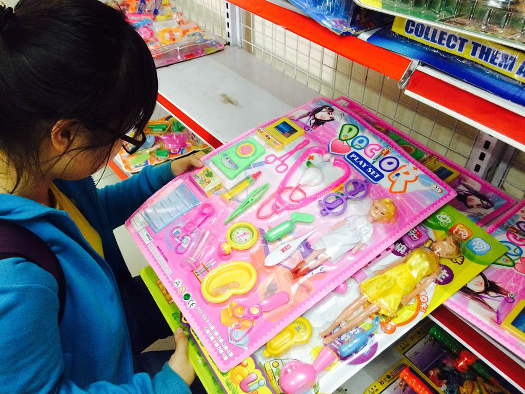 Nhiều đồ chơi bằng nhựa có xuất xứ Trung Quốc đang được bày bán khắp TP.HCM - Ảnh: Phạm Hữu 