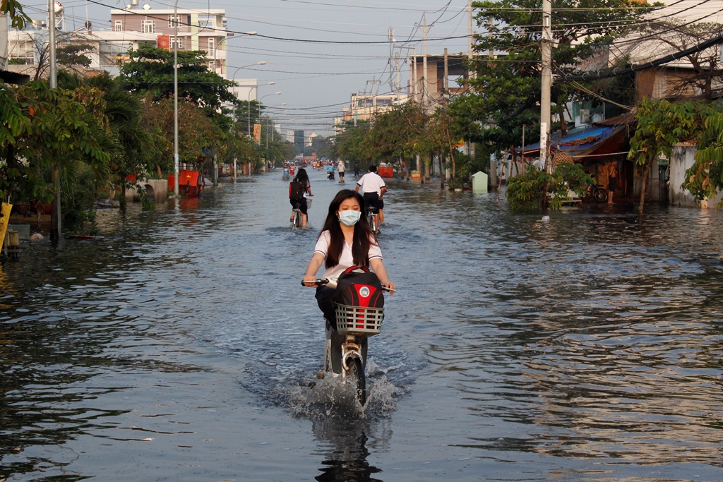 Triều cường dâng cao tại khu vực quận 8, TP.HCM (Ảnh chụp vào tháng 11.2014) - Ảnh Phạm Hữu