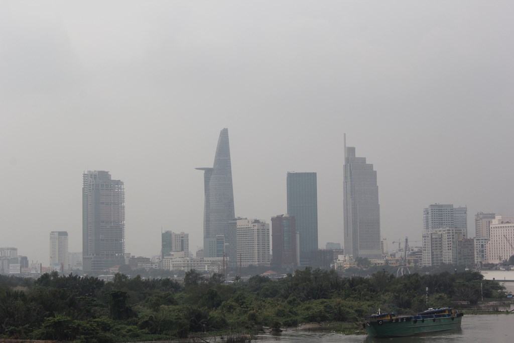 Sáng sớm, sương mù đã bao phủ khắp Sài Gòn - Ảnh: Phạm Hữu