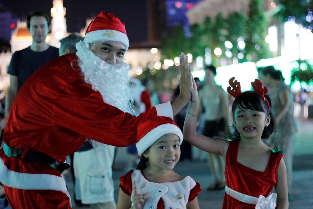 Không khí Noel khắp nơi ở Sài Gòn - Ảnh: Phạm Hữu