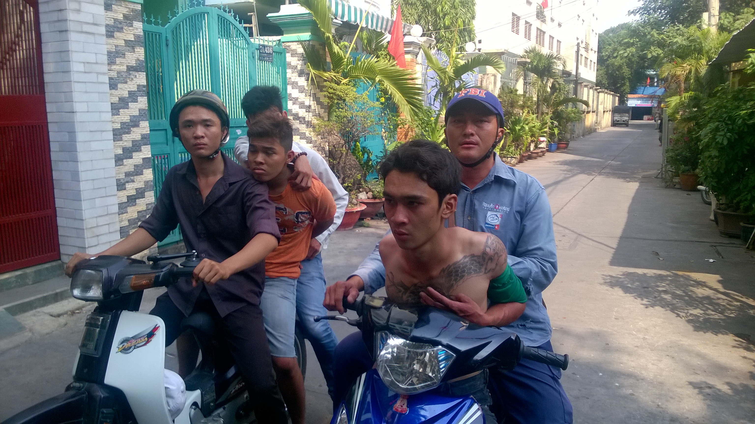 Hai tên cướp giật bị bắt, giao về công an phường 14, quận 10 để xử lý - Ảnh: "Hiệp sĩ" Nguyễn Văn Minh Tiến cung cấp