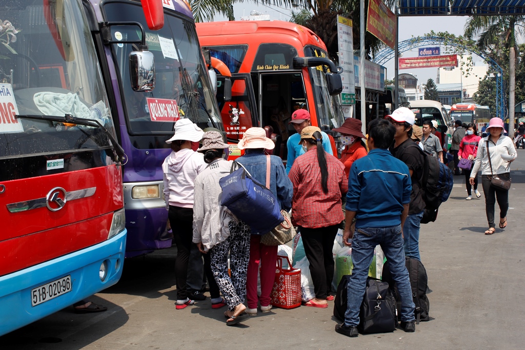 Hiện ở Bến xe Miền Đông, có khoảng 35 doanh nghiệp vận tải bán vé xe Tết - Ảnh: Phạm Hữu