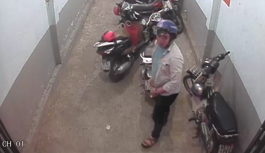Tên trộm xe SH bị camera của quán ăn ghi hình lại - Ảnh: Cắt ra từ video clip