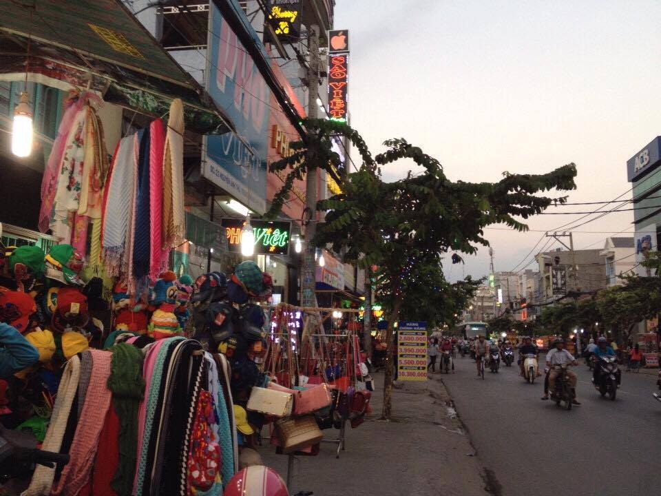 Địa bàn đường Nguyễn Ảnh Thủ, xã Trung Chánh là "miếng mồi" ngon cho trộm cướp - Ảnh: Cắt từ video clip