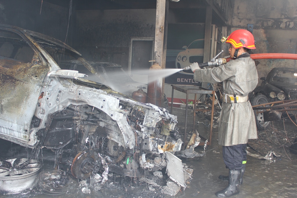 Cảnh sát PCCC chữa cháy tại garage Thần Châu (quận 1) - Ảnh: Phạm Hữu