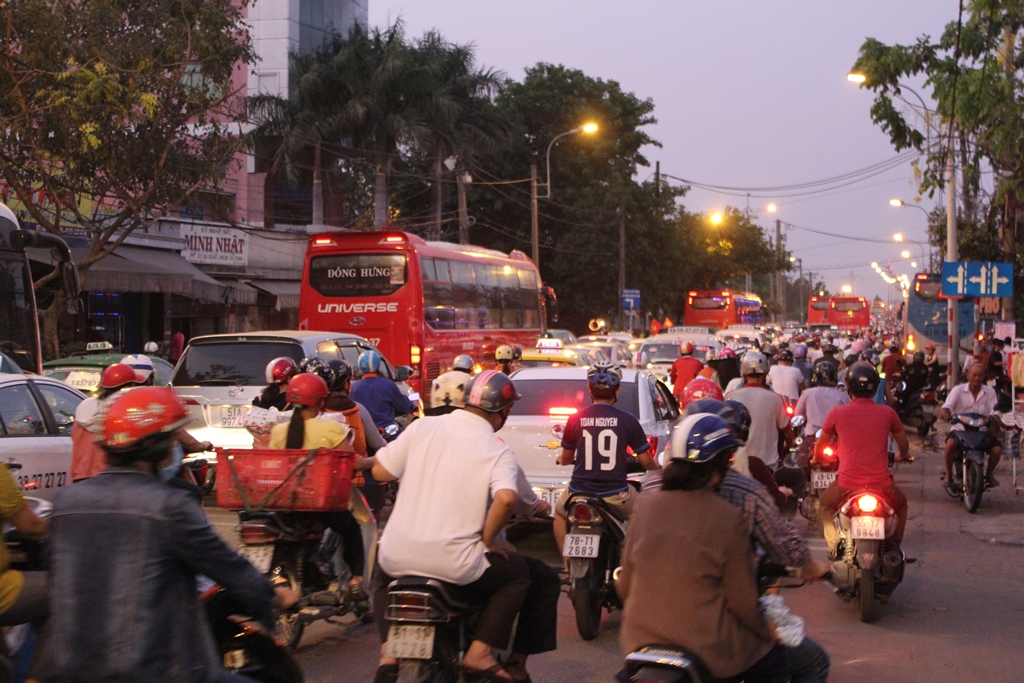 Hàng ngàn phương tiện nối đuôii nhau trên đường Xô Viết Nghệ Tĩnh (quận Bình Thạnh) - Ảnh: Phạm Hữu