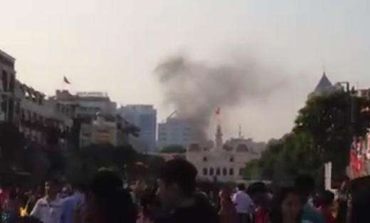 Nhìn từ phố đi bộ Nguyễn Huệ cũng thấy được cột khói cao từ đám cháy - Ảnh cắt từ video clip