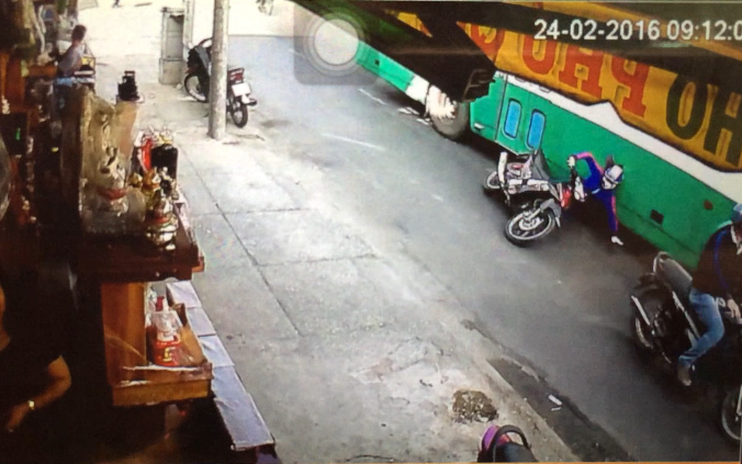 Vụ va chạm giữa nạn nhân và xe buýt - Ảnh: cắt từ video clip
